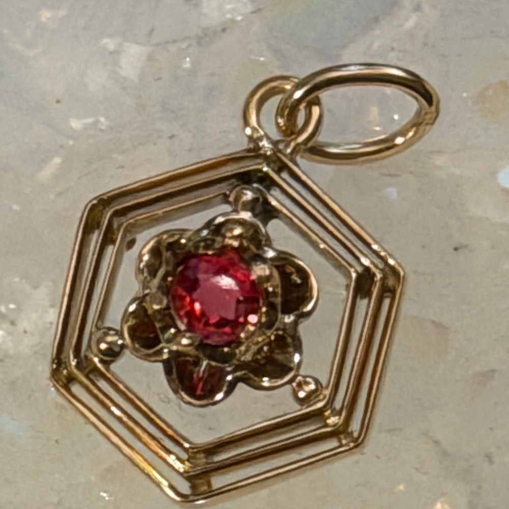 10K yellow gold Hexagon Pendant with floral center